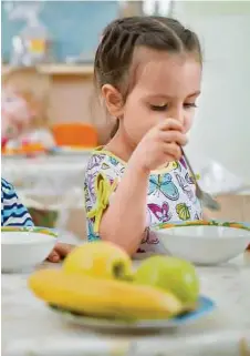  ?? FOTOLIA ?? Gesund und ausgewogen soll das Essen für die Kinder sein. Ist das bei einem Wareneinsa­tz von 47 Cent pro Portion möglich