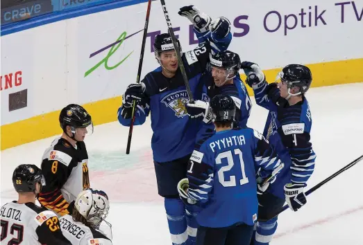  ?? FOTO: CODIE MCLACHLAN / LEHTIKUVA-AFP ?? Finland firar Rätys 2-0-mål med 12 sekunder kvar av första perioden.
■