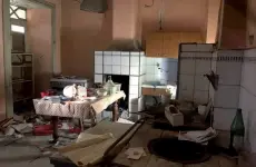  ??  ?? La cucina Nella foto a sinistra una abitazione dove si notano ancora bottiglie e stoviglie lasciate lì