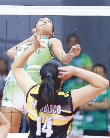  ?? JOEY MENDOZA ?? La Salle’s May Layug, in action against UST’s Christine Francisco in their tough five-set triumph last weekend, hopes to sustain her form as the Lady Spikers clash with the UP Lady Maroons for a share of the lead in the UAAP women’s volleyball...