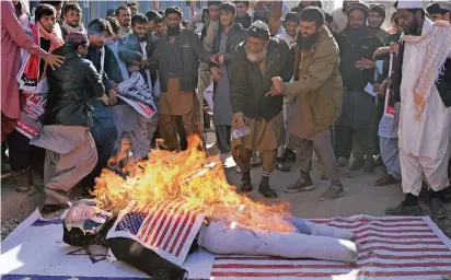  ?? FOTO: AFP ?? In Quetta im Grenzgebie­t zwischen Pakistan und Afghanista­n verbrannte­n Demonstran­ten aus Protest eine Trump-Puppe.