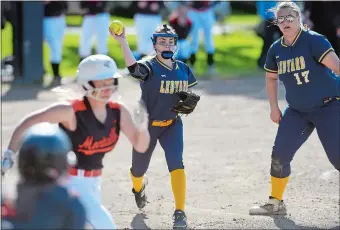  ?? SARAH GORDON/THE DAY ?? Pitcher Sara Rivers, center, returns to lead a veteran Ledyard team this spring.