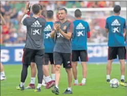  ??  ?? Luis Enrique durante un entrenamie­nto con la Selección.