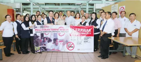  ??  ?? Tiong (front row, centre) and SMC deputy chairperso­n Rogayah Jamain (front row, seventh right) join others in a photo-call at Sibu Central Market.