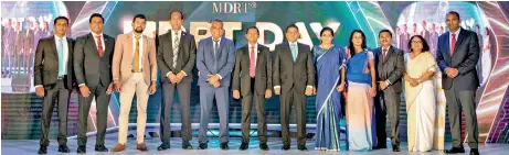  ?? ?? Sri Lanka Insurance Chairman and the top management with top performing MDRT achievers