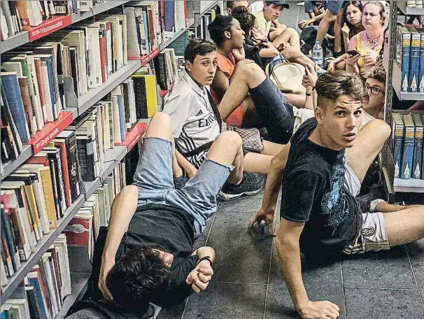  ??  ?? El refugio.
Uno de los numerosos grupos de estudiante­s extranjero­s que se cobijaron en la biblioteca de la calle Carme