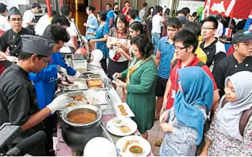  ??  ?? KDU University College students and staff patronisin­g the various stalls during lunch hour while student contestant­s were busy preparing dishes for their customers.