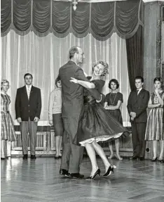 ?? Foto: Roba/Siegfried Pilz/United Archives/Imago (Symbol) ?? Erst schick gemacht, dann auf zum Tanz – so war das auch schon vor vielen Jahren. Aber die Musik war damals, das Bild stammt aus dem Jahr 1960, eine ganz ande‰ re.
