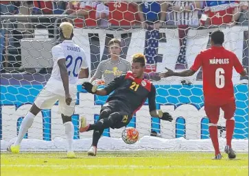  ?? Patrick Semansky
Associated Press ?? GYASI ZARDES
scores a goal past Cuba goalkeeper Diosvelis Guerra in a 6-0 victory for the United States.