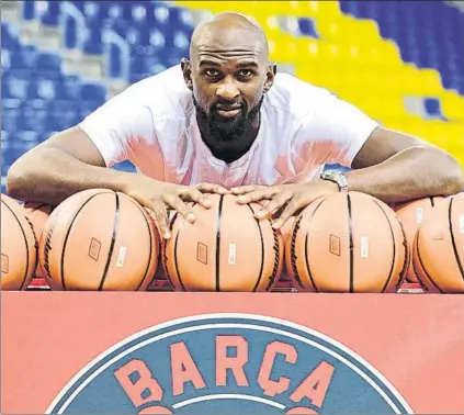  ?? FOTO: MANEL MONTILLA ?? Chris Singleton, nuevo fichaje del Barça Lassa, posando en un carro de balones de la campaña promociona­l ‘Barça Rookies’