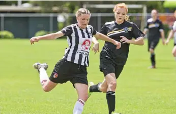  ?? PHOTO: NEV MADSEN ?? BATTLE FOR THE BALL: Anna Meredith of Willowburn and Hilary Lindeman of West Wanderers fight for possession.