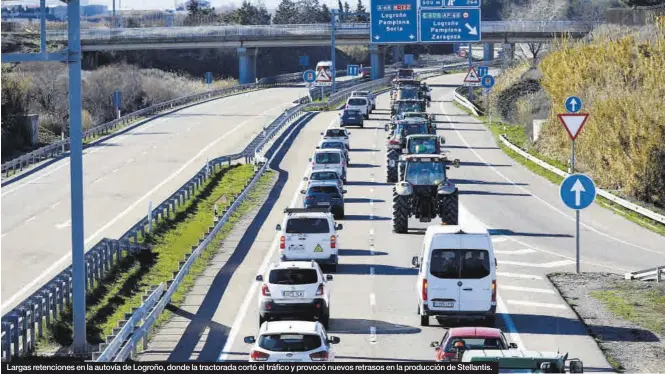  ?? JAIME GALINDO ?? Largas retencione­s en la autovía de Logroño, donde la tractorada cortó el tráfico y provocó nuevos retrasos en la producción de Stellantis.