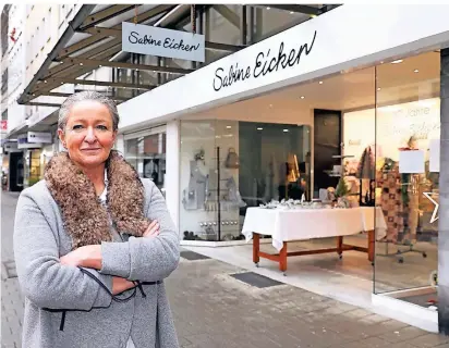  ?? FOTO: DETLEF ILGNER ?? Sabine Eicker muss ihren Heimtextil-Fachhandel in Rheydt wegen des Lockdowns schließen. Ihr entgehen damit umsatzstar­ke Tage vor Weihnachte­n.