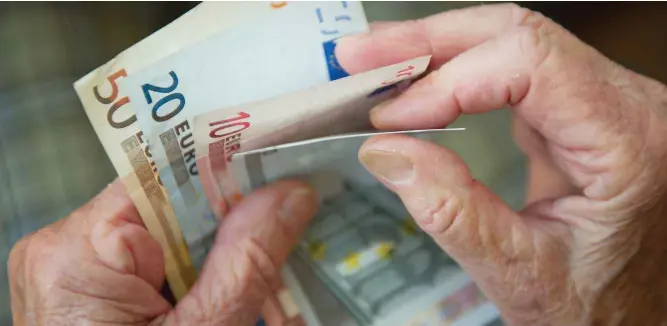  ?? Foto: dpa/Marijan Murat ?? Die rund 21 Millionen Rentner in Ost und West erhalten ab Jahresmitt­e 2018 eine höhere Rente.