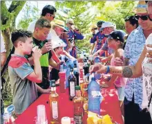  ??  ?? L’apéritif «à l’eau» a permis à chacun de se désaltérer