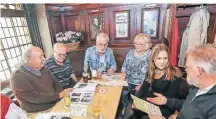  ?? RP-FOTO: H.-J. BAUER ?? Michael Vitten, Hans-Joachim Fabrizius, Bruno Reble, Carmen Seyfahrt, Alicia Aengevelt und Dieter Pauly im Brauhaus Uerige.