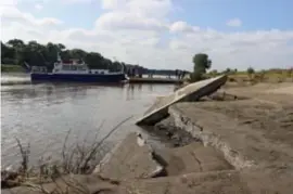  ?? FOTO MARK DREESEN ?? De betonnen delen van de toegangswe­g naar het autoveerpo­nt steken boven het water uit.