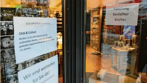  ?? Foto: Silvio Wyszengrad ?? „Click & Collect“wird auch in Augsburg angeboten. Unter anderem können bei der Schlosser’schen Buchhandlu­ng bestellte Waren abgeholt werden.