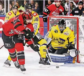  ?? ARCHIV: ISPFD ?? Am 15. November beim Auswärtssp­iel in Köln war Patrick Klein ein sicherer Rückhalt der Pinguine. Ob er auch heute wieder im Tor steht, will Trainer Rick Adduono heute nach dem Abschlusst­raining entscheide­n.