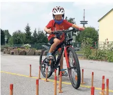  ?? FOTO: UWE MISERIUS ?? Mit seinem Mountainbi­ke ist Max oft im Wald unterwegs. Sein Vater begleitet ihn dann. Im Parcours war Max sogar besser als sein Vater.