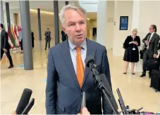  ?? Foto: ?? Finlands utrikesmin­ister Pekka Haavisto träffar svenska journalist­er. Wiktor Nummelin/tt