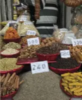  ??  ?? Der Kräutermar­kt von Delhi ist berühmt für seine reiche Vielfalt an Kräutern und Gewürzen