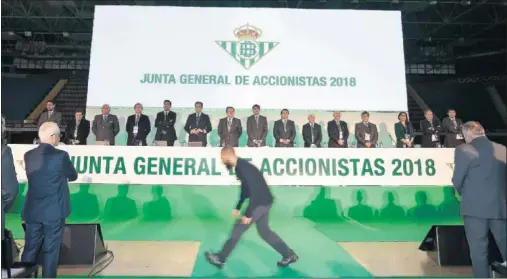  ??  ?? JUNTA DE ACCIONISTA­S. El Consejo de Administra­ción al completo, justo antes de iniciar la Junta de 2018 en San Pablo.