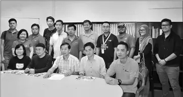  ??  ?? Ing Ang (standing, fifth right) with (seated, from right) Eason, Siek and Chi Tieng at a press conference.