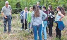  ?? FOTO: PRIVAT ?? Aufmerksam lauschten die Schüler dem Experten, Bürgermeis­ter Achim Deinet (links).