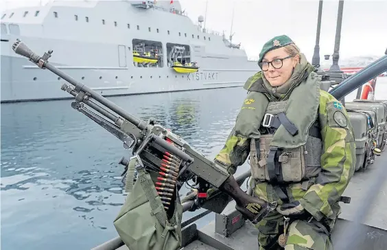  ?? REUTERS ?? Alistamien­to. La soldado Vera Rolander, en uno de los navíos de combate de las poderosas fuerzas militares que desplegará Suecia.