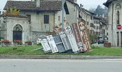  ??  ?? Devastazio­ne in città Uno dei cartelli stradali abbattuti a Feltre dal vento