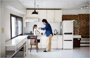  ?? SHIHO FUKADA PHOTO S/WASHI NGTON POST ?? Naoki Numahata, who practices minimalism, talks with his daughter Ei, 4, at their apartment in Tokyo.