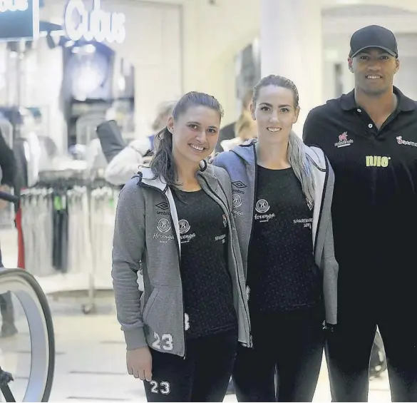  ??  ?? GJERPEN-HJELP: Kevin Melhus har fått med seg Gjerpen-jentene som plakatbaer­ere. Fra ventre: Melanie Bak, Madeleine Østlund, Kevin Melhus, Thea Madelen Øby-Olsen og Natalie Hendrikse.