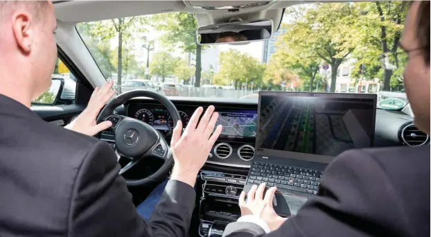  ?? Foto: dpa/Christoph Soeder ?? Auf der Teststreck­e für autonomes Fahren fährt der Computer das Auto, der Mensch überwacht lediglich das Geschehen.