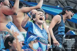  ?? ARCHIVO Y FREDDY RODRÍGUEZ / EXPRESO ?? Fidelidad. Bella
no se saca para nada la camiseta
de Emelec. Trabaja con ella.