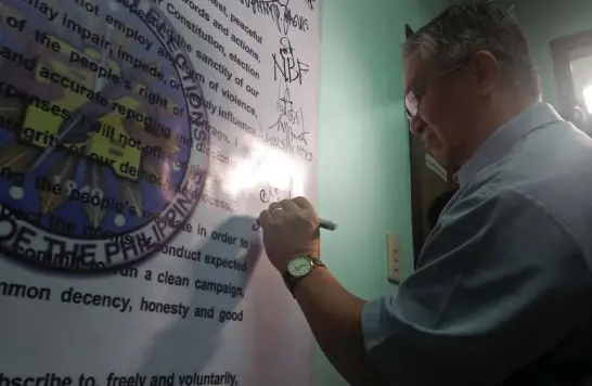  ?? Photo by Lauren Alimondo ?? INTEGRITY PLEDGE. Close to 30 bets in Benguet Province including Governor Crescencio Pacalso participat­ed in the signing of integrity pledge as promise for a peaceful May polls at the provincial capitol on October 23.