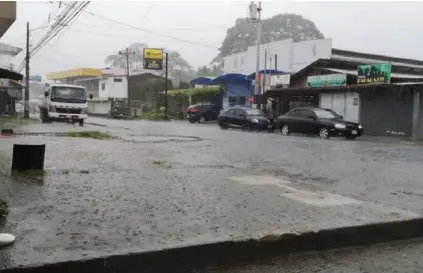  ?? REINER MONTERO ?? En Guápiles llovió con fuerza este miércoles. El Instituto Meteorológ­ico Nacional prevé que las precipi- taciones bajarán en el Caribe a partir de hoy; empero, llamó a la precaución.