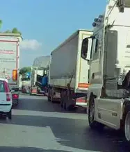  ??  ?? In rivoltaI residenti di Mardimago hanno creato un comitato per opporsi al passaggio fuorilegge dei Tir