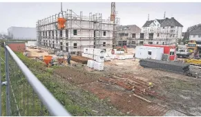  ?? FOTO: WEISSENFEL­S ?? Der Bau des Seniorenhe­ims an der Hünxer Straße macht Fortschrit­te.