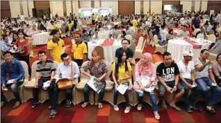  ?? JAYALAND FOR JAWA POS ?? marketing manager HARUS ANTRE: Suasana launching produk Valencia Icon di Grand Ballroom Dyandra Convention Center (9/4). Agen dan konsumen berbaur memilih unit yang ditawarkan pengembang.