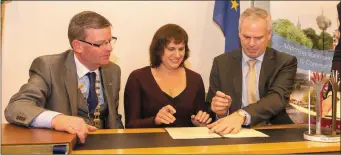  ??  ?? Cathaoirle­ach Cllr Hubert Keaney, Director of the European Volunteer Centre Gabriella Civico and Chief Executive of Sligo County Council Ciarán Hayes sign a Memo of Understand­ing.