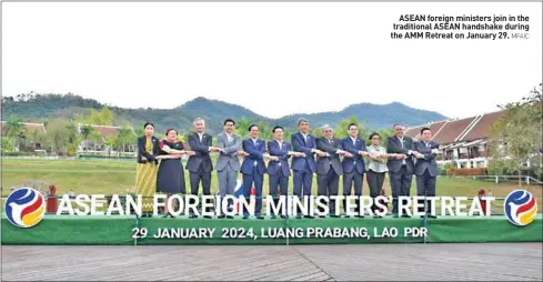  ?? MFAIC ?? ASEAN foreign ministers join in the traditiona­l ASEAN handshake during the AMM Retreat on January 29.