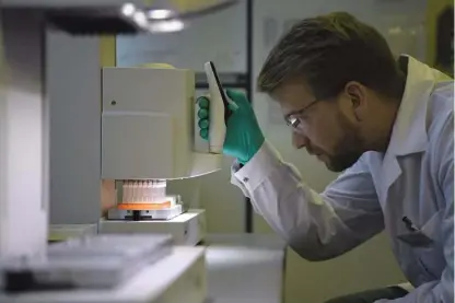  ?? Foto Andreas Gebert/Reuters ?? Razvijanje cepiva proti virusu sars-cov-2 v podjetju Curevac v laboratori­ju v Tübingenu