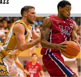  ?? —ABL ?? Alab Pilipinas reinforcem­ent James Hughes (right) eludes the defense of fellow import Derek Hall of Kaohsiung Truth.