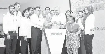  ??  ?? (Kiri) KELUARGA besar MYDIN merasmikan Majlis Pelancaran Sambutan Ulang Tahun MYDIN Ke-60 #MYDIN60Tah­un.