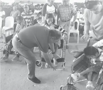  ?? LE PHYLLIS F. ANTOJADO ?? Governor Hilario P. Davide III gives wheelchair­s to 10 persons with disabiliti­es (PWDs) of Camotes Island, northern Cebu.
