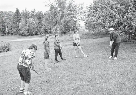  ?? KEVIN ADSHADE/THE NEWS ?? Instructor Shaun Westhaver works with Joni Roper, Kara Power, Laura Crocket and Valerie MacDonald.