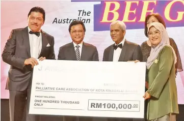  ??  ?? Lee presenting a mock cheque for RM100,000 to PCA president Rokiah Yaacob, witnessed by Shafie (second from left), Victor and Lim.