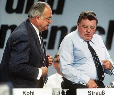  ??  ?? 1979 wurde Franz Josef Strauß (CSU, r.) Kanzlerkan­didat der Union, doch er verlor die Wahl gegen Helmut Schmidt. Kanzler wurde schließlic­h 1982 sein CDU-Kontrahent Helmut Kohl.