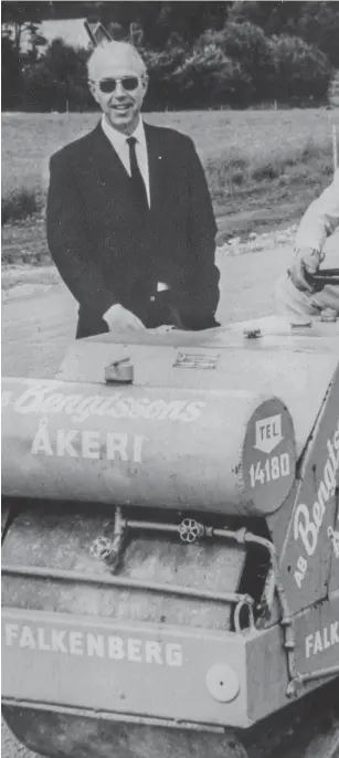  ??  ?? SOMMAREN 1967. Cege Hammarlund gav banbygget utanför Falkenberg en kändisskju­ts, detta rallyförar­e, chef på BP och aktiv i Kungliga Automobilk­lubben. Vid hans sida